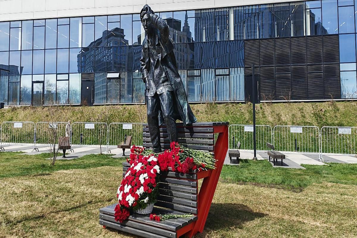 Монумент легендарному артисту Юрию Никулину появился у стадиона «Динамо» в Москве