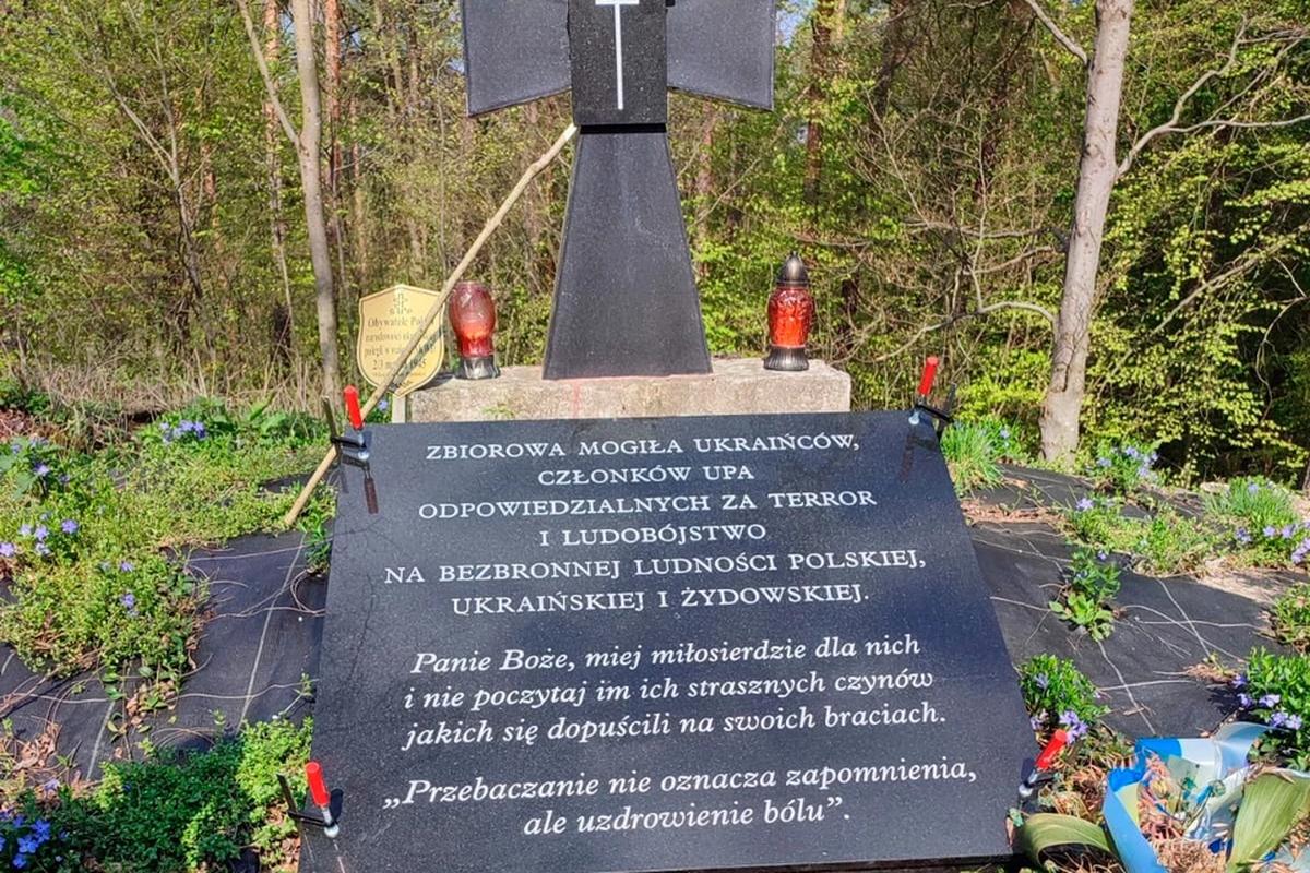 В Польше поменяли надпись на памятнике украинским националистам