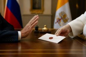 Посланник Папы приехал в Москву, но с Путиным встретиться не удалось. О чем Ватикан просил Россию