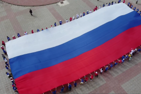 В ЛНР активисты растянули российский флаг размером с Дом молодежи