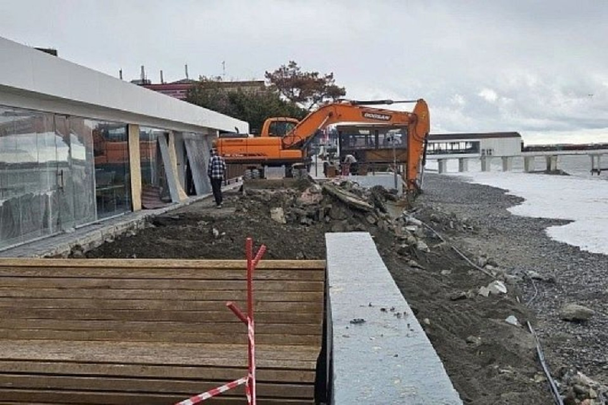 В Адлере восстанавливают поврежденную штормами набережную