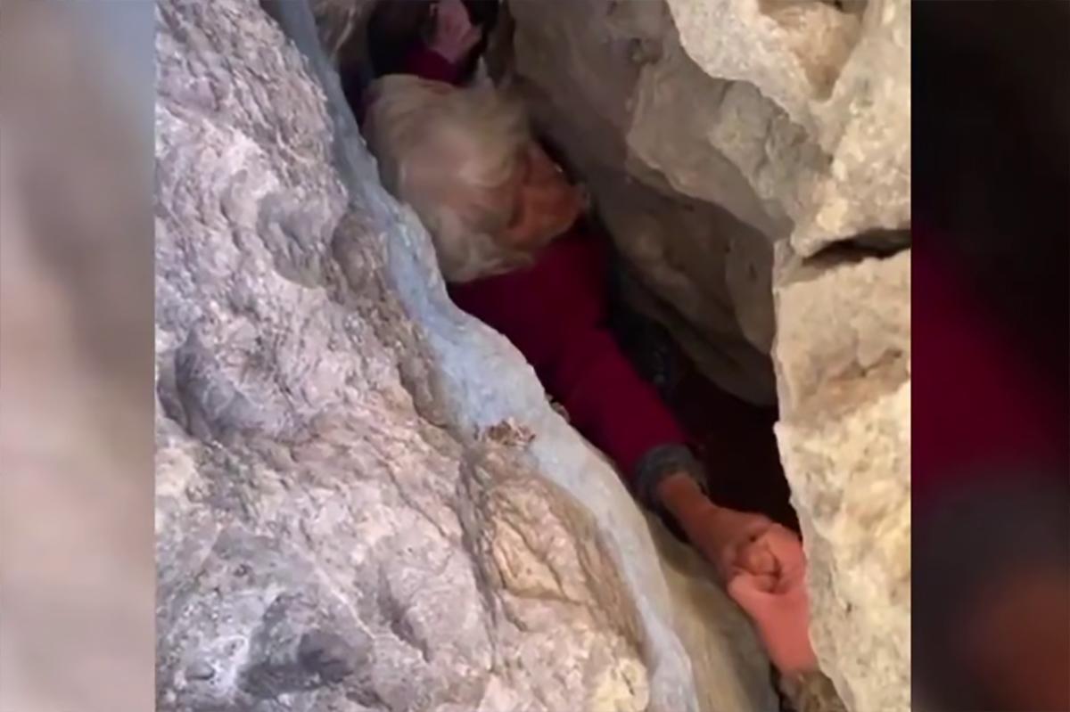 Бабушка, козы и ночь в каменной ловушке: 80-летняя турчанка выжила сутки в расщелине со сломанными ногами