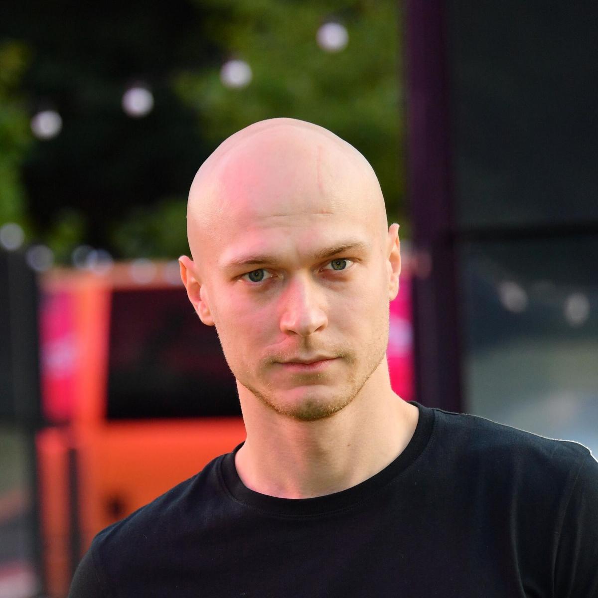 Он не Юра и не Борисов. Как зовут взорвавшего Голливуд актера, и почему он всегда лысый