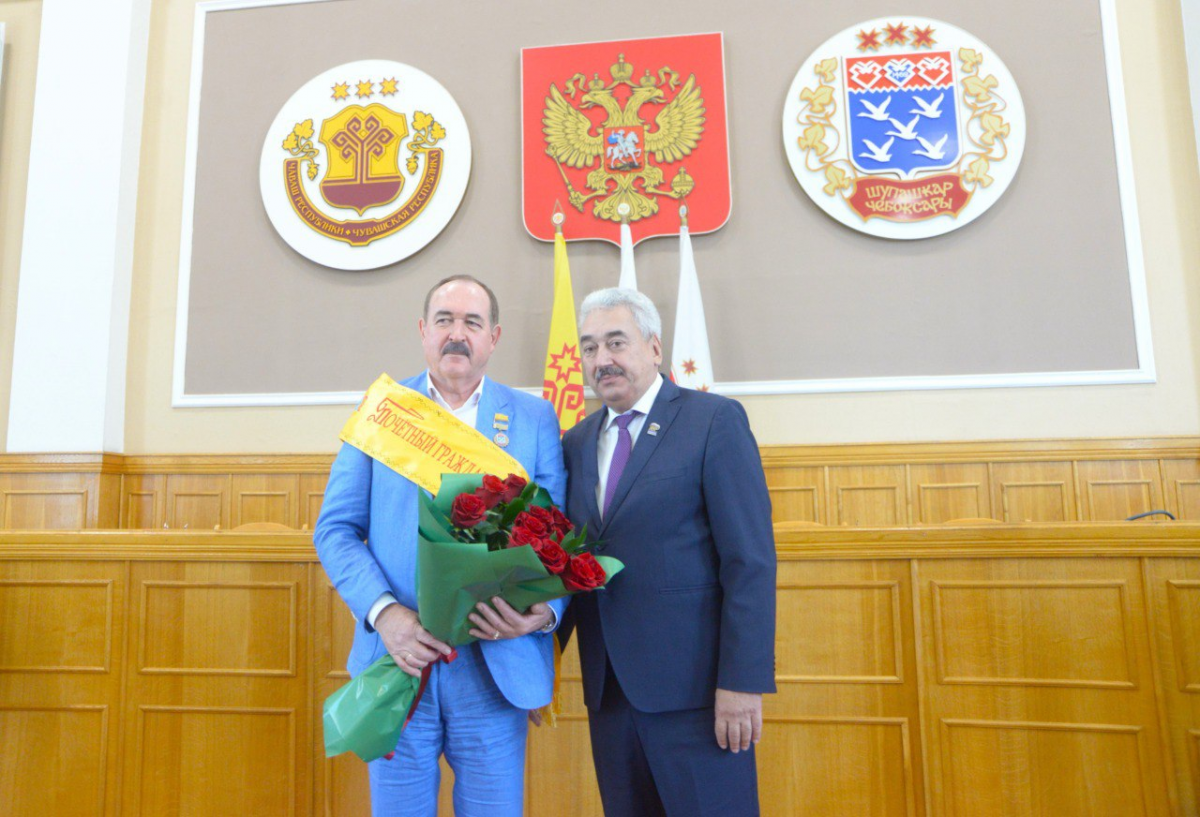 Спикер Госсовета Чувашии Леонид Черкесов поздравил депутата Михаила Резникова с присвоением звания «Почетный гражданин города Чебоксары»