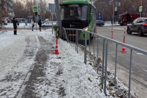 В Тюмени водитель пассажирского микроавтобуса совершил аварию, 10 человек пострадали