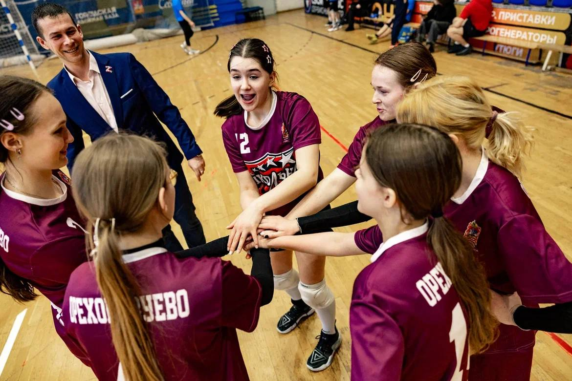 Глава Орехово-Зуевского городского округа Руслан Заголовацкий поздравил учащихся МОУ СОШ №20 с очередной победой в волейбольном турнире Единой школьной лиги