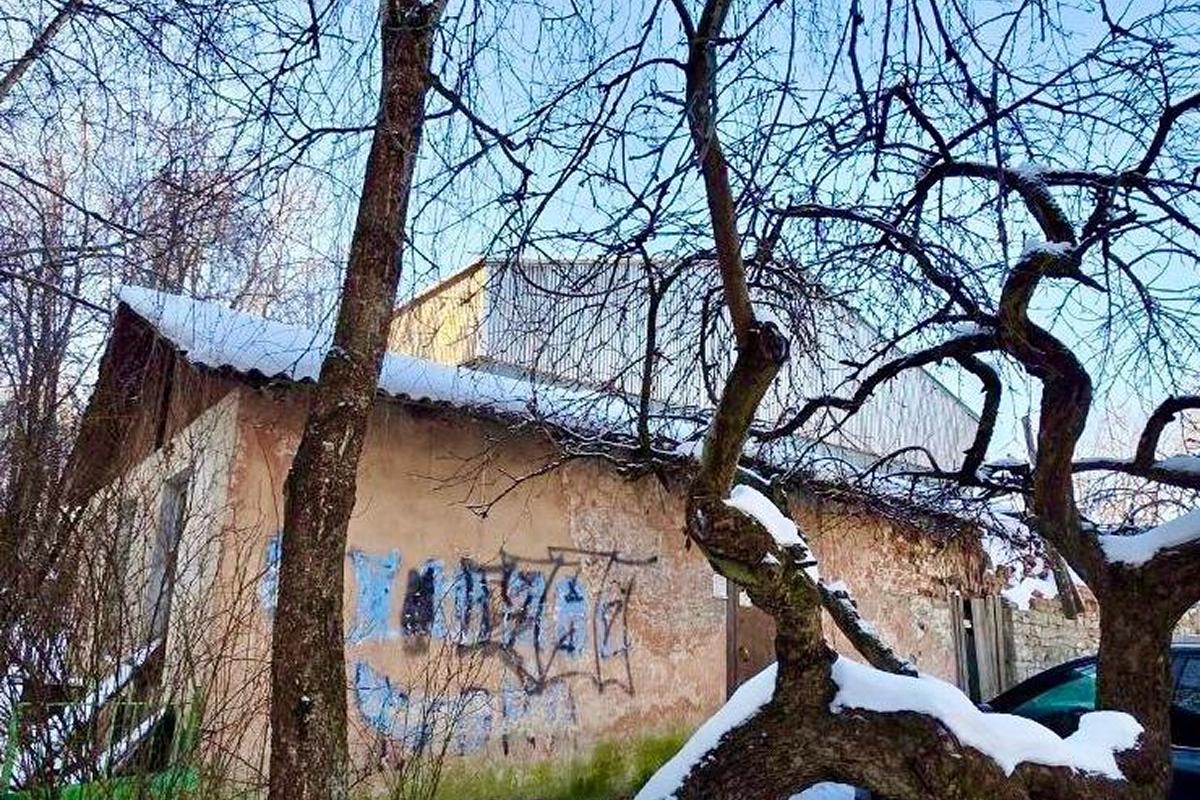 Аварийную постройку на Вокзальной в Пскове демонтируют по просьбам жителей