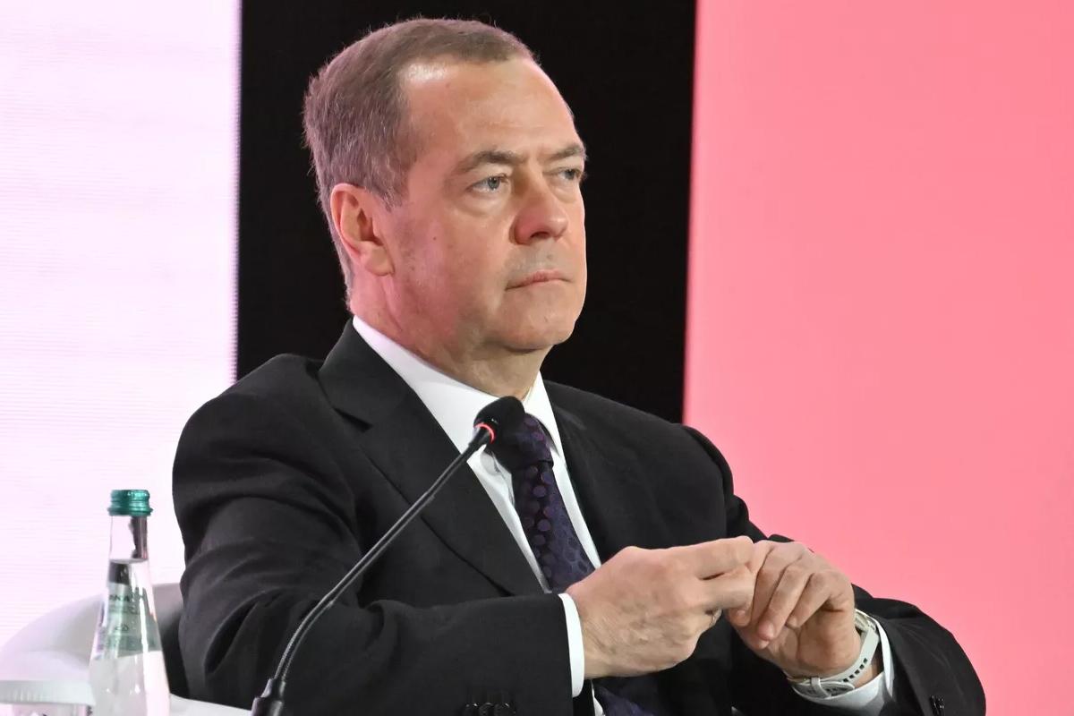 Блокада как разблокировка: Медведев увидел в решении Трампа по Ормузу «злодеев Оруэлла»