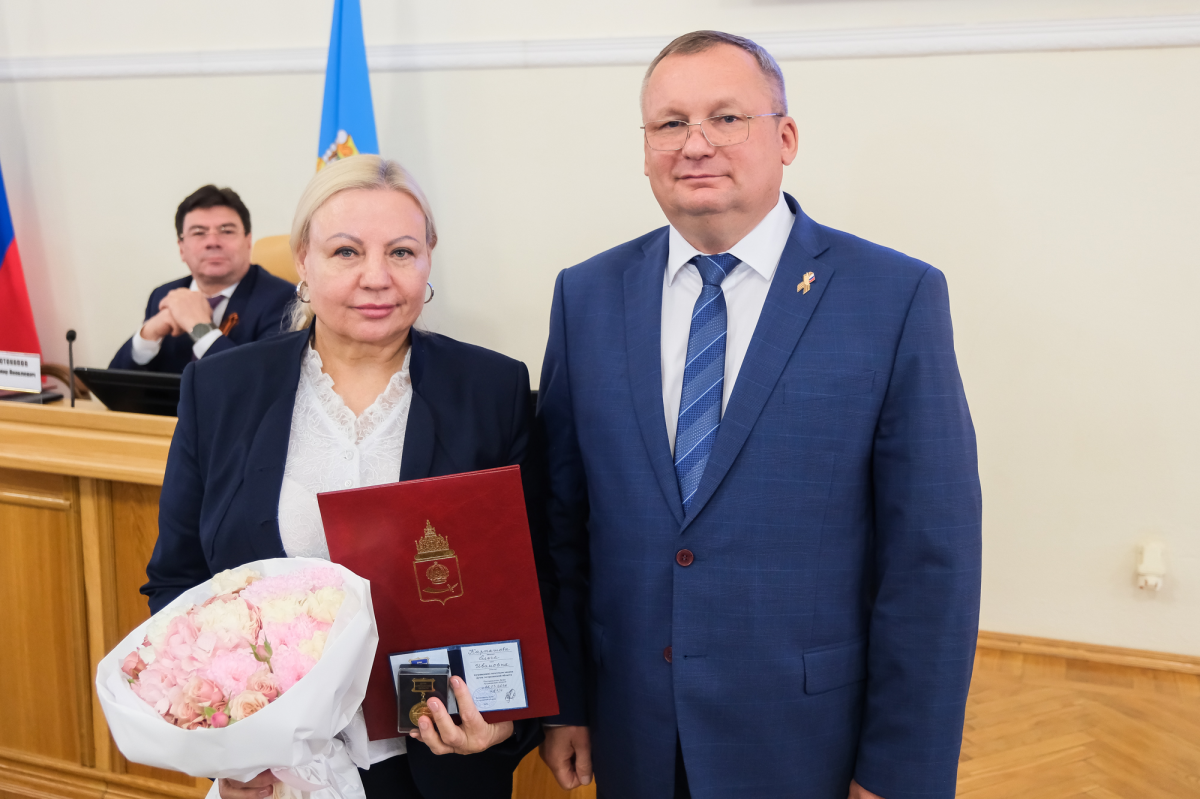 Председатель Думы Астраханской области Игорь Мартынов вручил Почетные знаки «За развитие парламентаризма и гражданского общества» 12 жителям региона