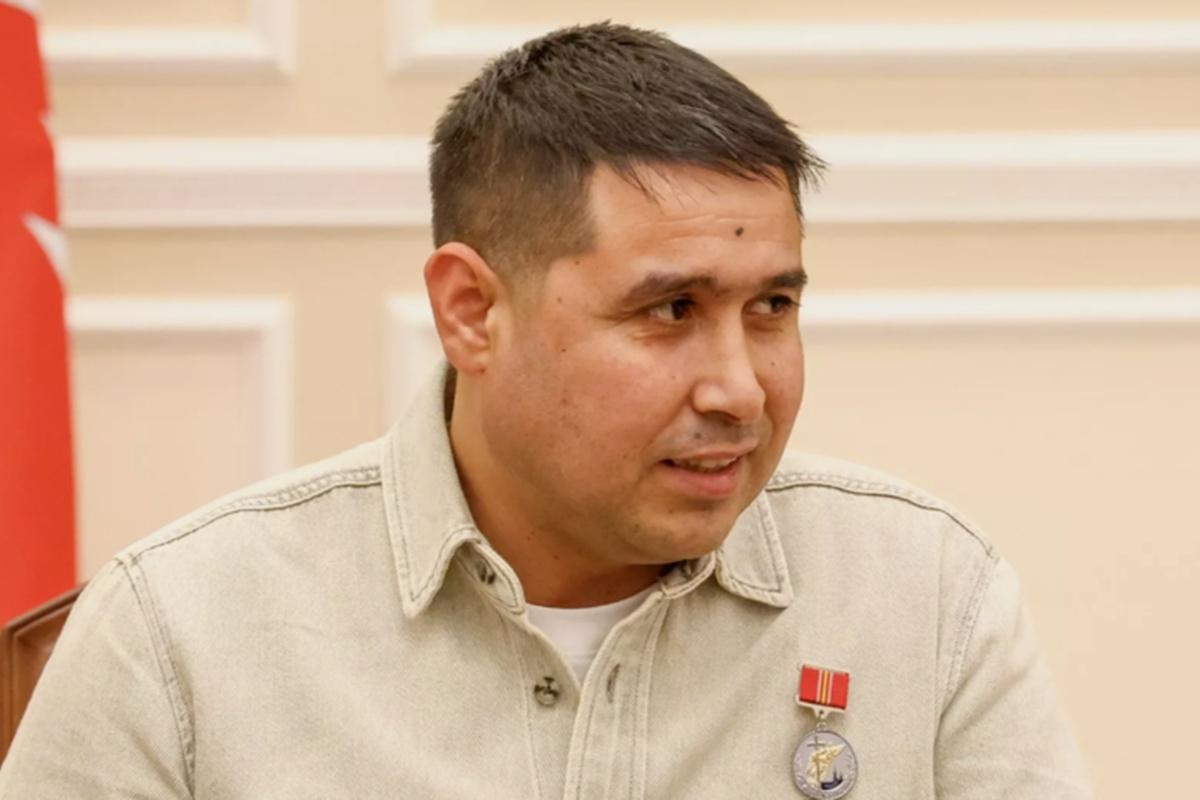 Врач заявил, что дворник, поймавший выпавшего из окна ребенка, мог сломать себе позвоночник