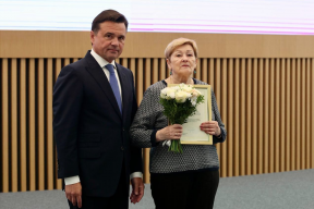 Губернатор Андрей Воробьев вручил награду педиатру из Рузского муниципального округа Тамаре Поздняковой