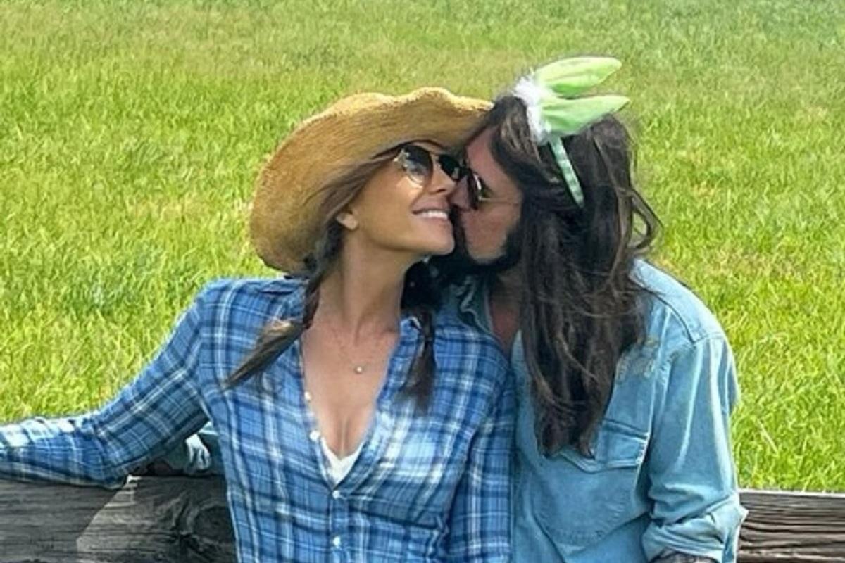 59-летняя Элизабет Херли закрутила роман с отцом Майли Сайрус