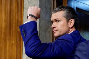 Глава Пентагона вживую наблюдала за стрельбой лазерами и микроволновками по дронам: Пит Хегсет проинспектировал оружие будущего