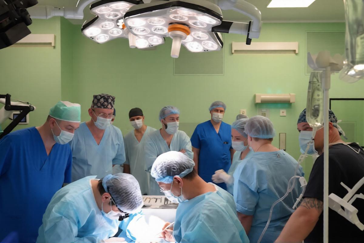 В Склифе впервые в России пересадили кисть альпинисту, который отказался от биопротеза