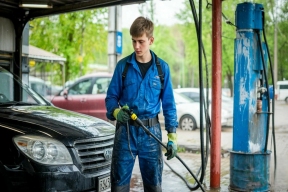 Работа с пользой для будущего: подростки Калмыкии получили шанс увеличить страховой стаж
