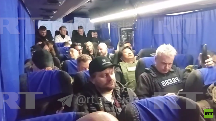 Российские, украинские и американские журналисты оказались в одном автобусе под Алешками