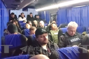 Российские, украинские и американские журналисты оказались в одном автобусе под Алешками