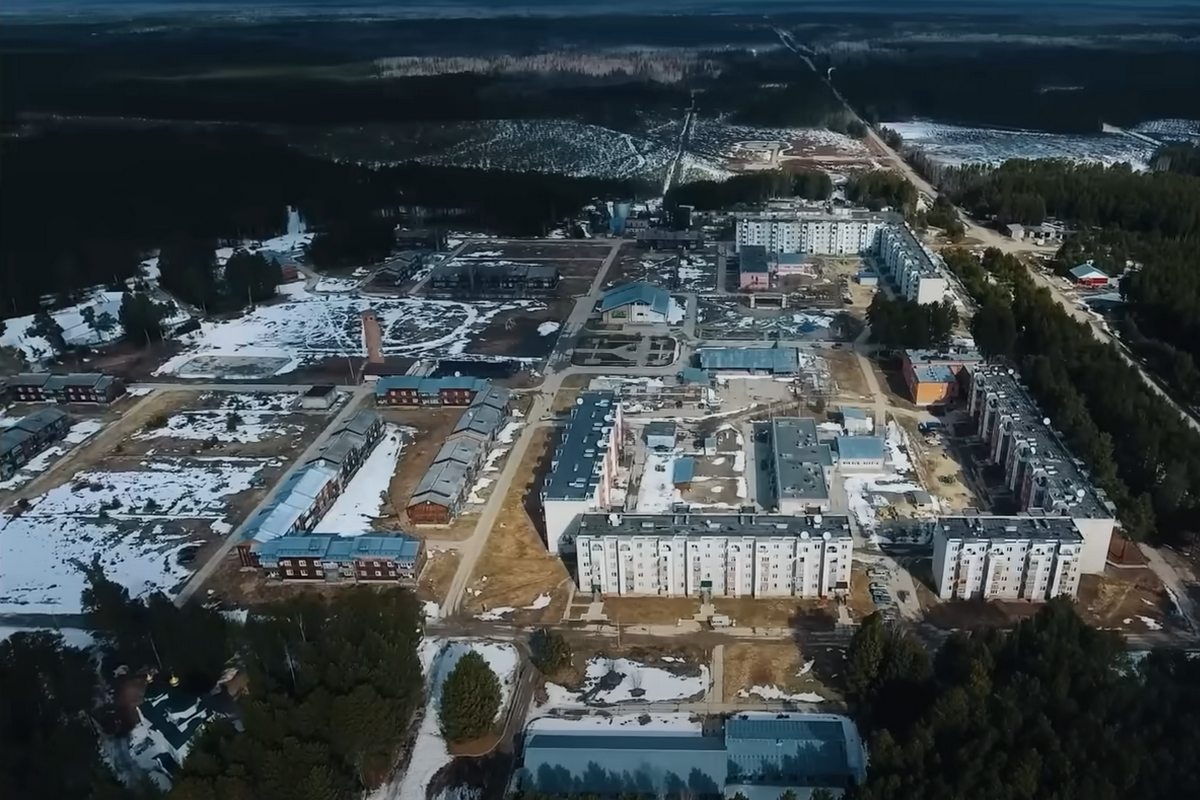 Комары, бездорожье и лютые морозы. Как живет самый суровый город России, до которого никак не добраться