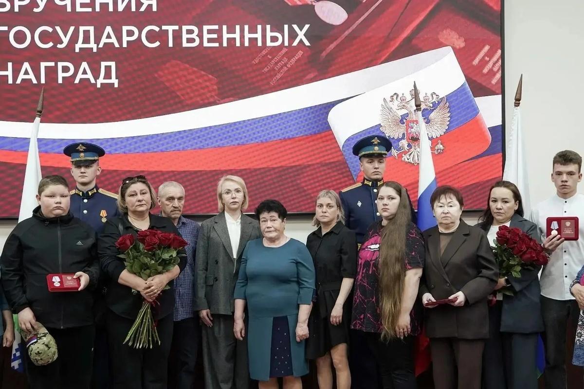В Нарьян-Маре губернатор Ирина Гехт вручила ордена Мужества семьям погибших бойцов СВО