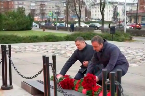 Губернатор Псковской области Михаил Ведерников и премьер-министр Республики Абхазия Владимир Делба возложили цветы к монументу у Могилы Неизвестного солдата