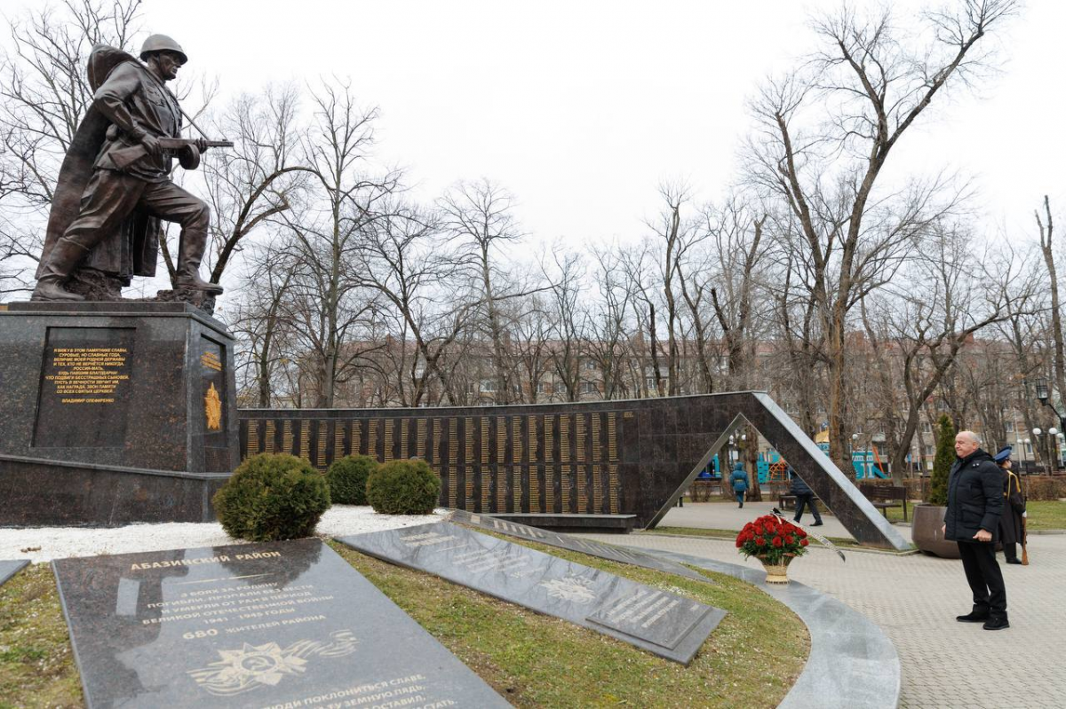 Глава КЧР Рашид Темрезов и мэр Черкесска Алексей Баскаев в День Героев Отечества возложили цветы к бюсту Героя России Канамата Боташева