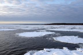 У границ России замерзает Финский залив