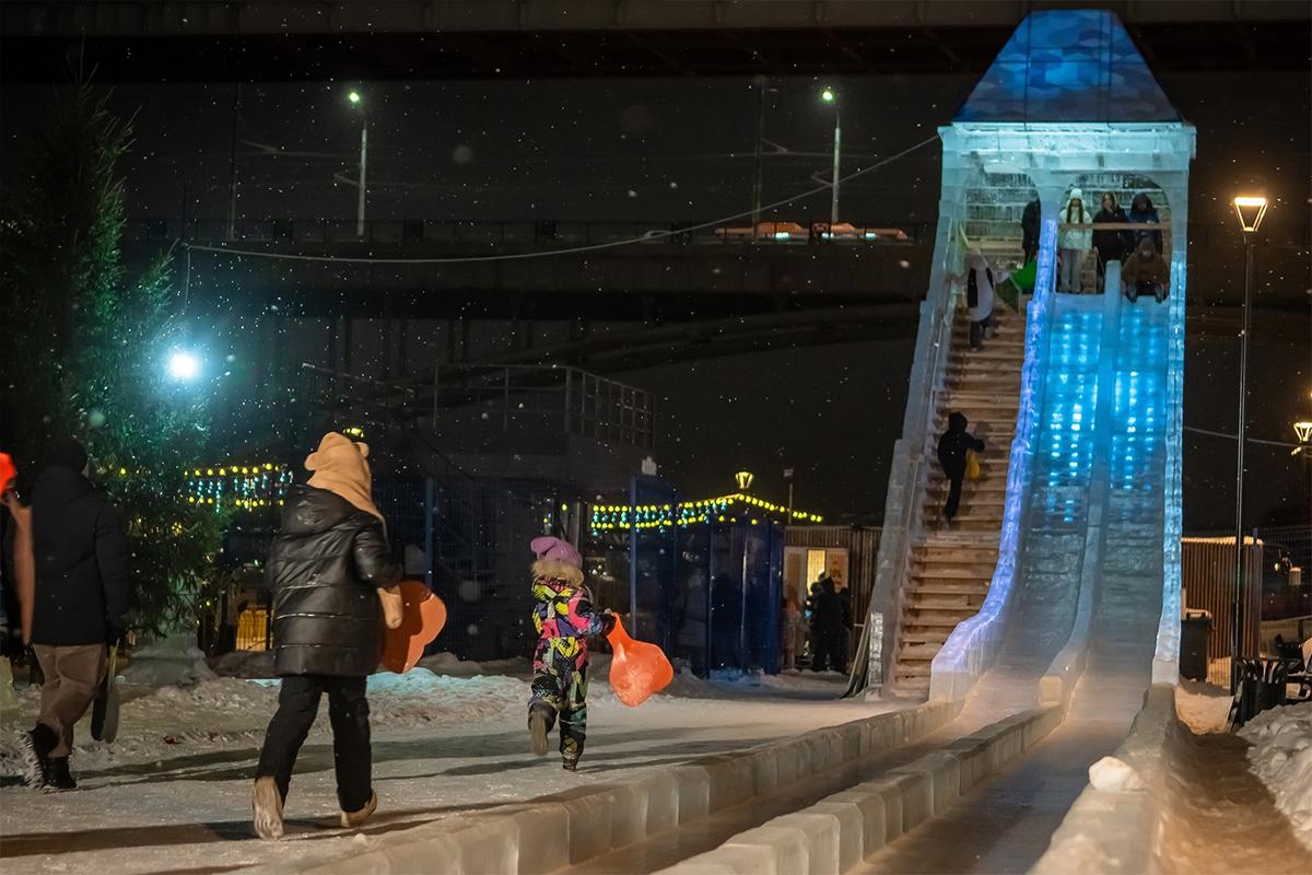 В Новосибирске с 10 марта закрывается ледовый городок на Михайловской набережной