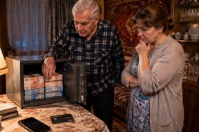 Назад в 90-е: почему россияне массово прячут деньги под матрас