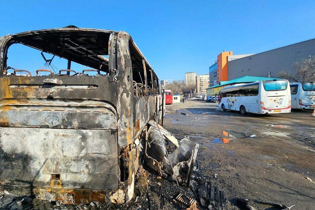 При пожаре на автовокзале Владивостока пострадали три автобуса
