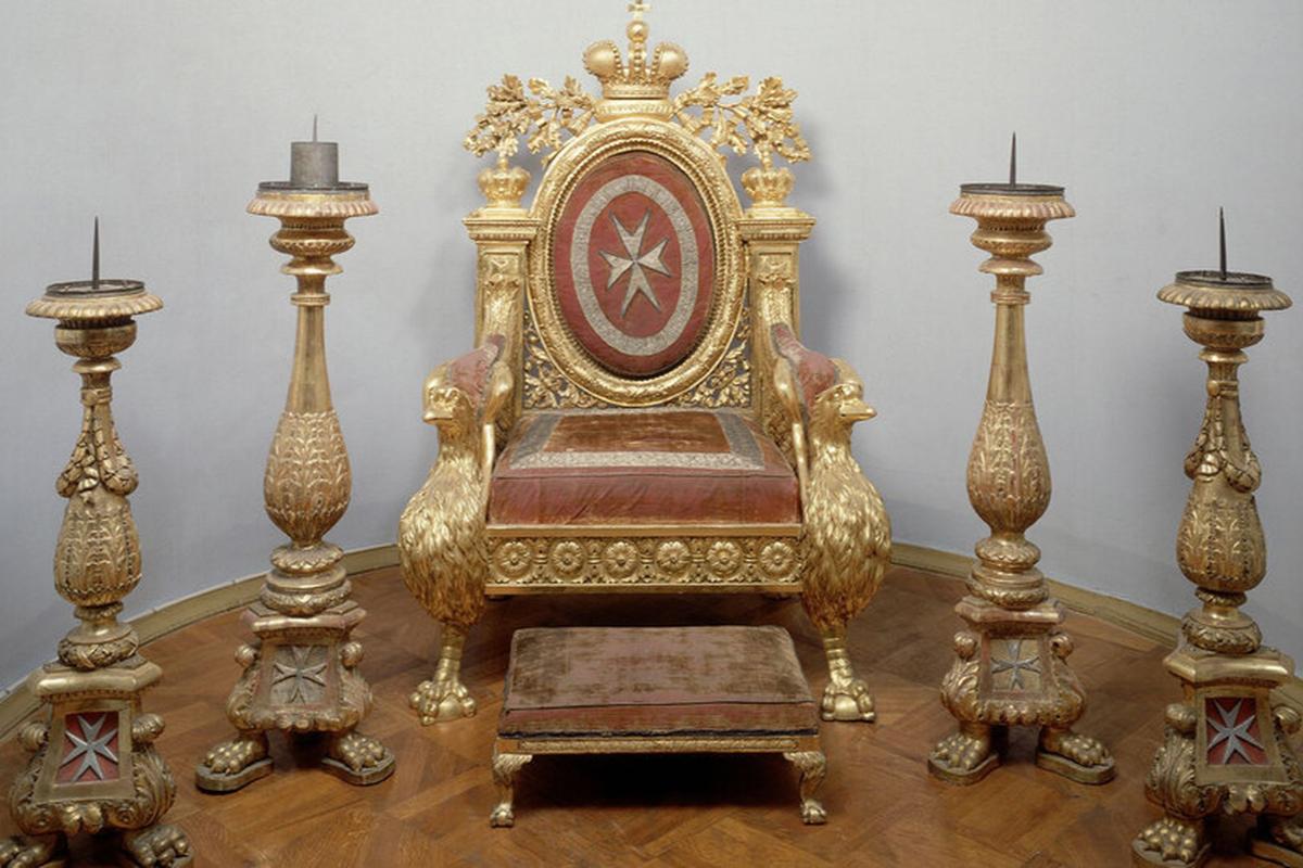 Суд взыскал с посетителя Эрмитажа 825 тысяч рублей за порчу трона Павла I