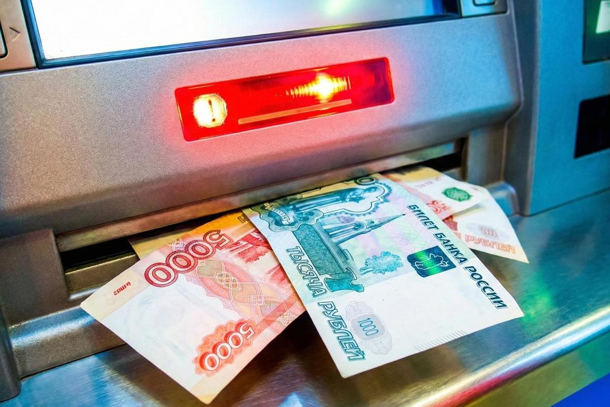 Наличные снова в моде: новосибирцы массово снимают деньги со счетов — в чем причина