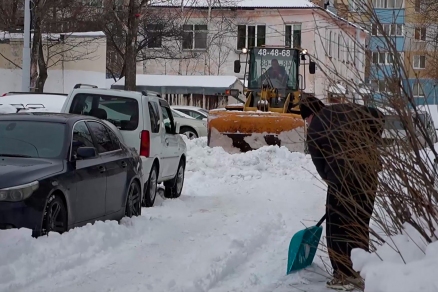Мэр Сергей Надсадин проверил качество расчистки дворов от снега в Южно-Сахалинске