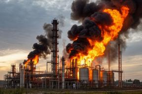 В Астраханской области загорелся газоперерабатывающий завод после атаки дронов