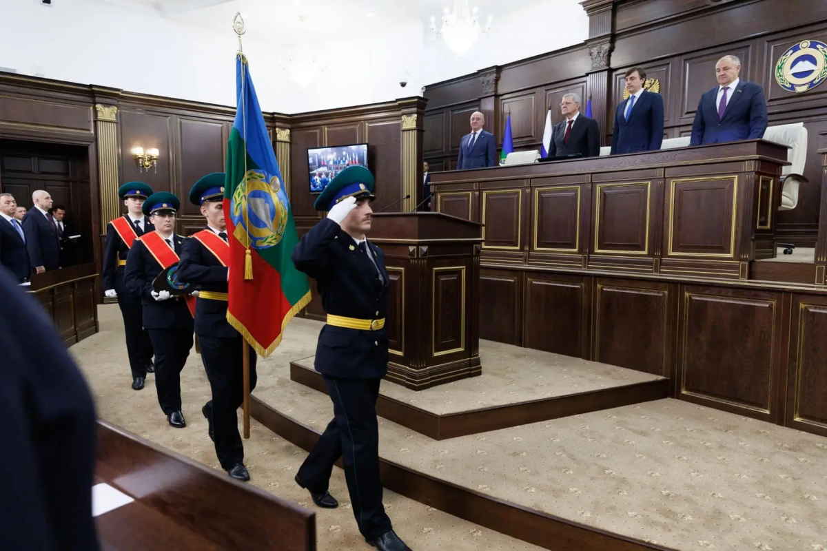 Глава Адыгеи Мурат Кумпилов поздравил Рашида Темрезова со вступлением в должность вновь избранного Главы КЧР