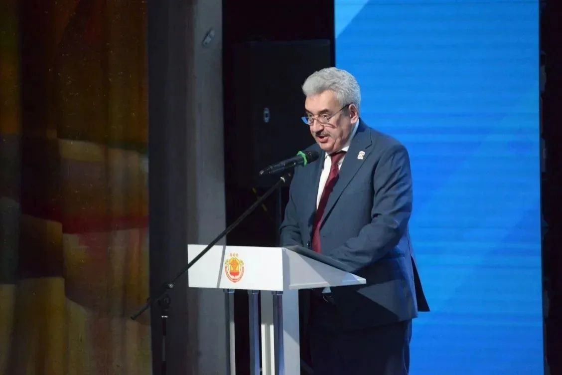 Председатель Госсовета Чувашии Леонид Черкесов наградил победителей конкурса общественных инициатив среди первичных отделений «Единой России»