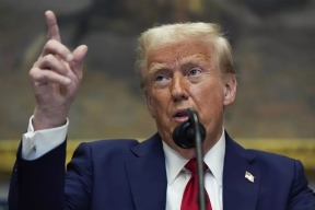 Трамп вновь появился на публике с толстым слоем тонального крема на руке