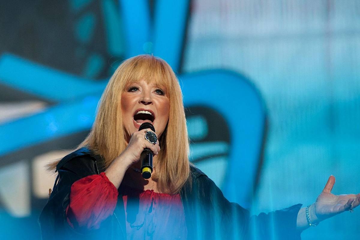 «Цветочный бум и лимузины»: как жители Грязи праздновали день рождения Аллы Пугачевой