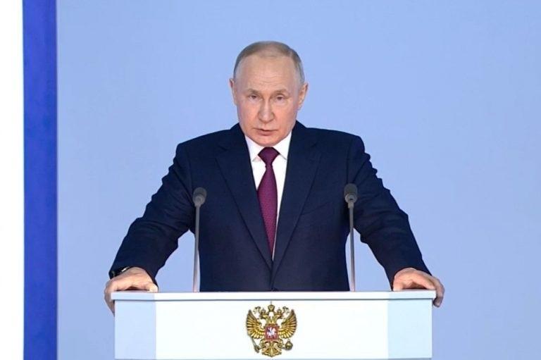 «Восемь лет терпели, пытались договориться»: Путин объяснил выпускникам военных вузов причины начала СВО