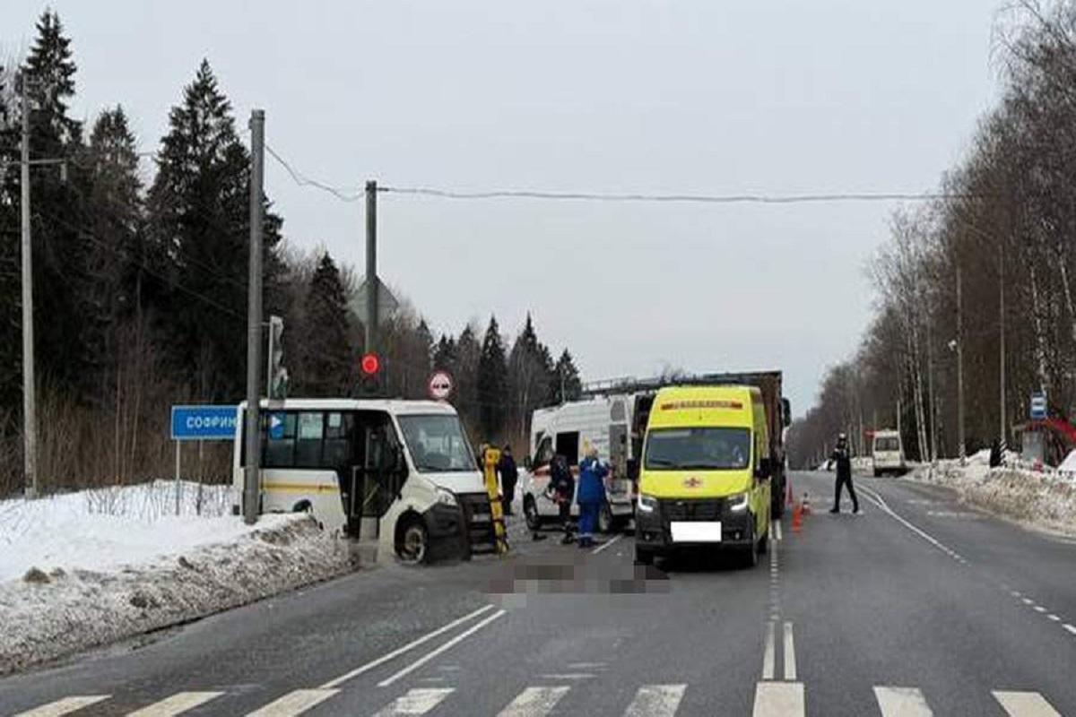 На трассе в Подмосковье столкнулись маршрутка и грузовик, есть жертвы