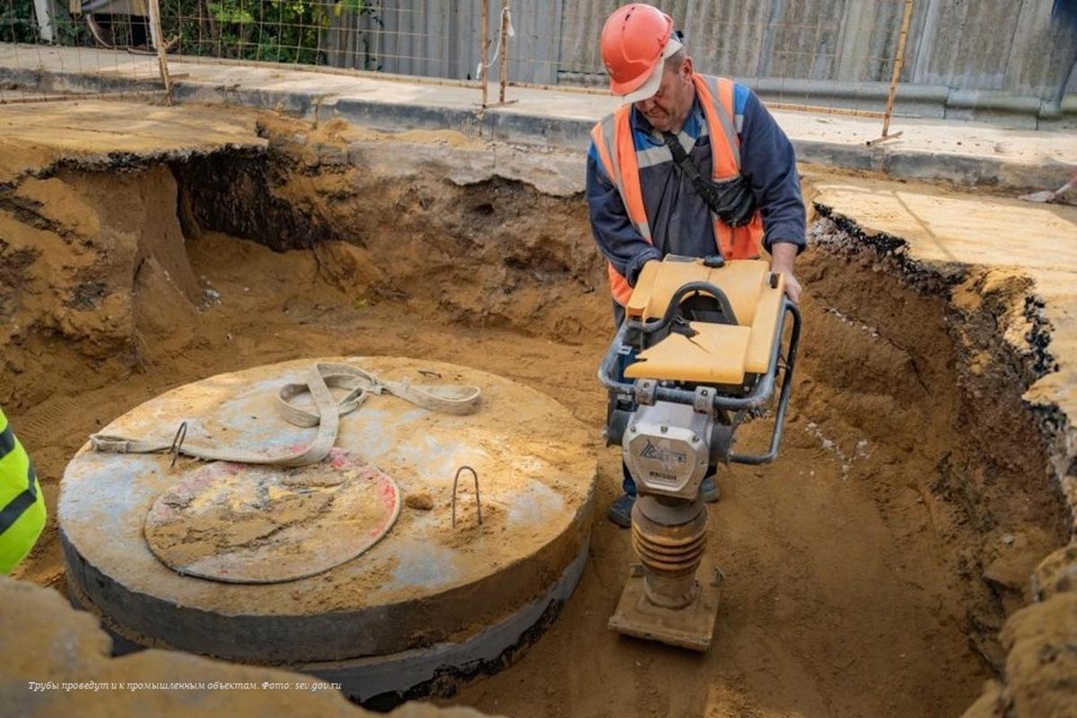 Без раскопок и пыли: в Севастополе меняют 600 метров водопровода на Инженерной Балке