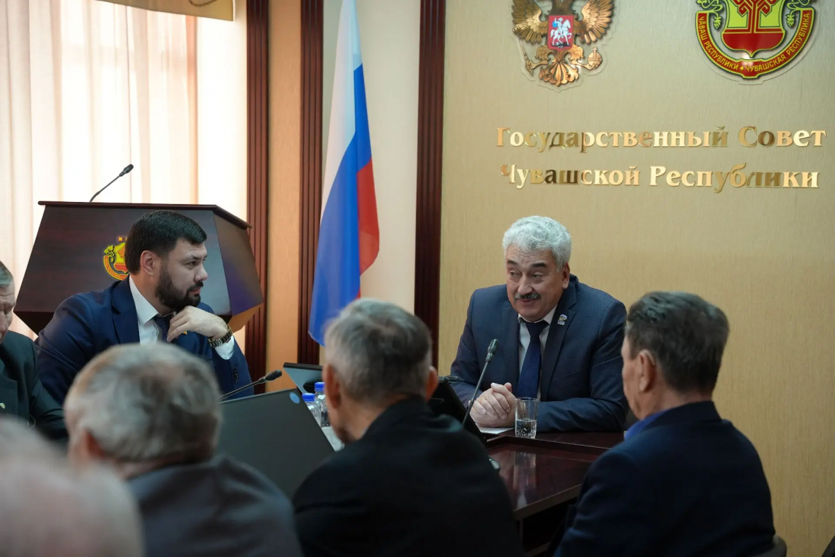 «Опыт старшего поколения — наше главное богатство»: спикер Госсовета Чувашии Леонид Черкесов обсудил с ветеранами АПК развитие сельских территорий