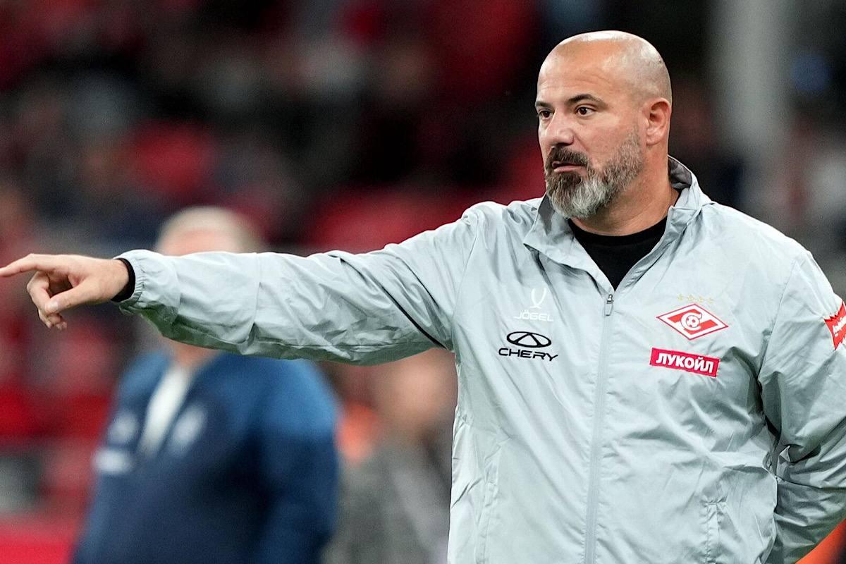 Дисквалифицированный тренер «Спартака» руководил командой во время матча, используя рацию