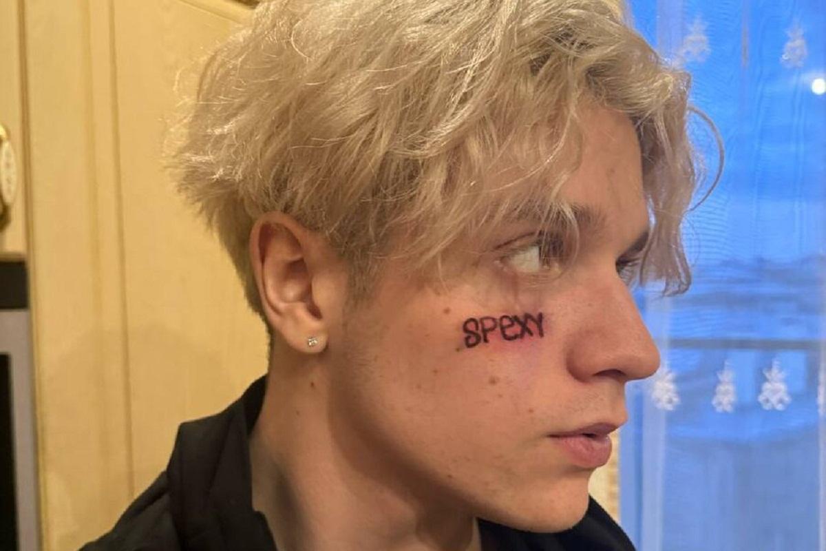 Spexy: сын Булановой набил на лице татуировку с названием дебютного альбома