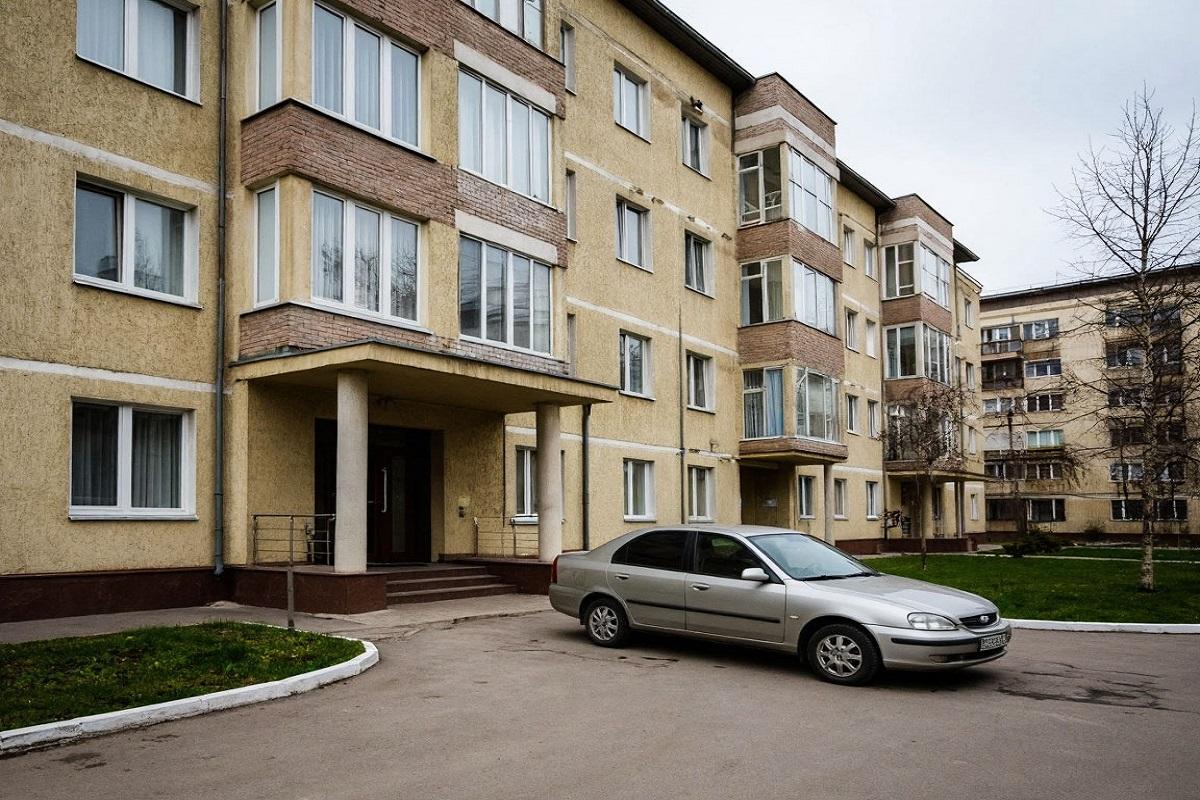 Эксперт объяснил, как законно наказать соседа за парковку на тротуаре