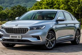 Roewe i6 2026: оранжевый салон и люк за 1,83 млн рублей