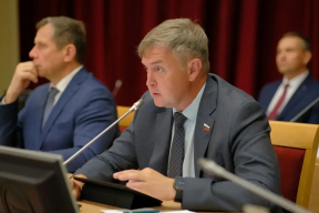 «В Госдуме слышат регионы и реагируют на их запросы»: Спикер Заксобрания Кировской области Роман Береснев о новом праве субъектов РФ самостоятельно ограничивать продажу вейпов