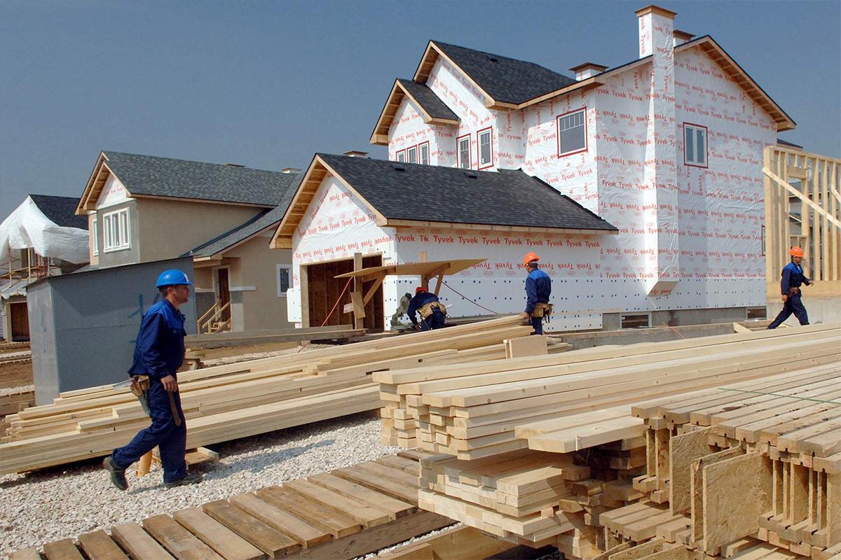 Меньше половины российских мужчин планируют построить свой дом