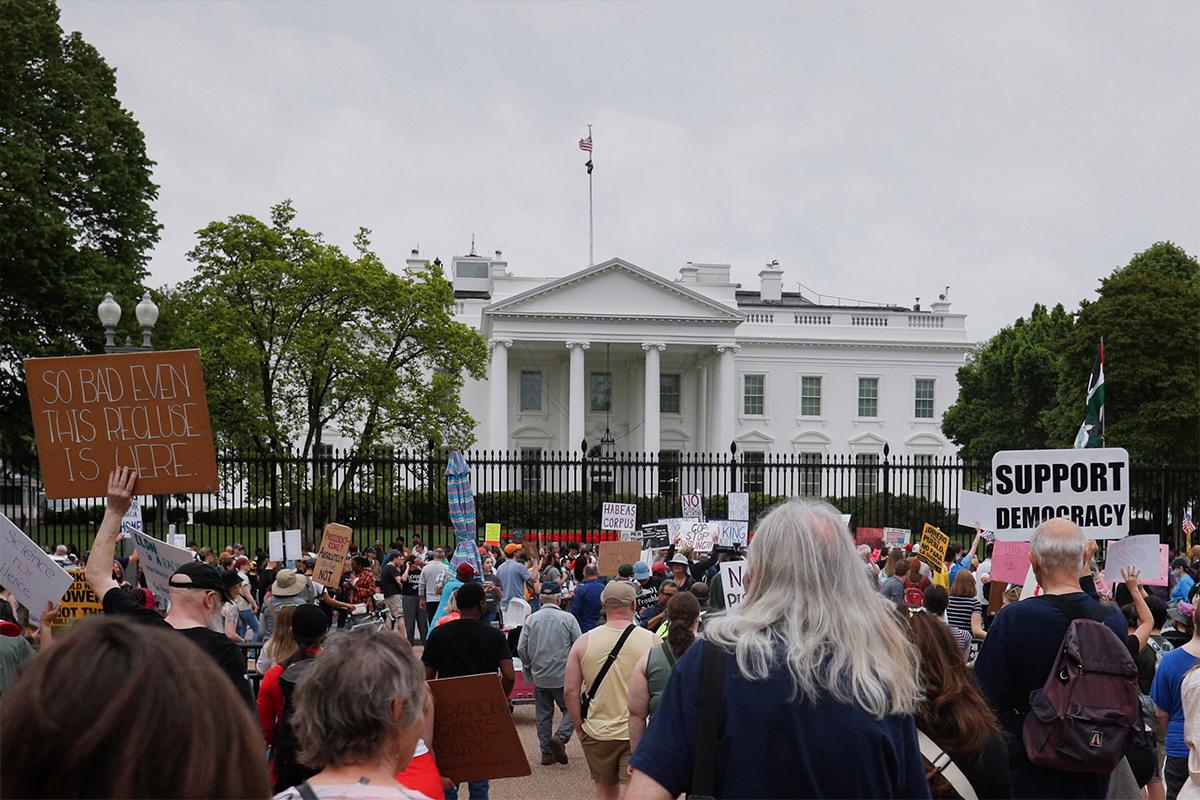 В США тысячи людей вышли на улицы против политики Трампа