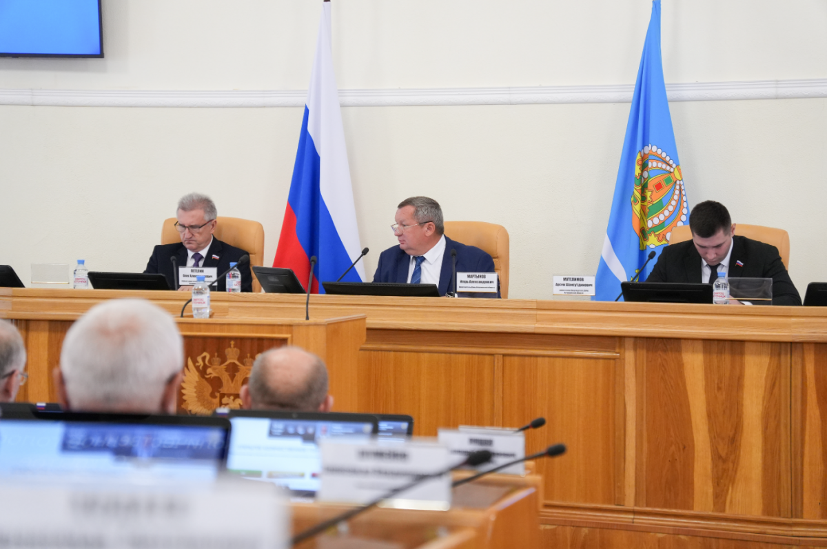 Депутаты Думы Астраханской области поддержали новые меры помощи семьям участников СВО и учредили девять почетных званий