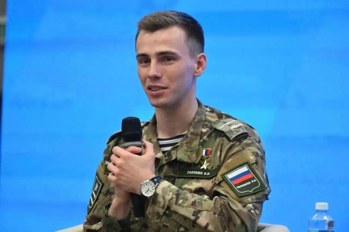 «Благодаря труду женщин на фронте и в тылу наша армия приближается к Победе»: Герой России Владислав Головин встретился с женским сообществом Оренбуржья